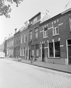 882008 Gezicht op de voorgevels van de huizen Bankaplein 26 (rechts)-lager te Utrecht.